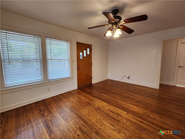 588 S Castell Avenue, New Braunfels, TX 78130