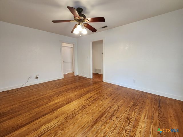 588 S Castell Avenue, New Braunfels, TX 78130