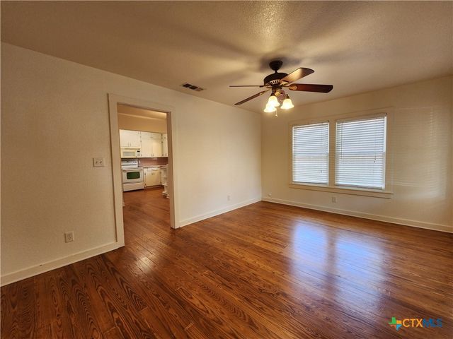 588 S Castell Avenue, New Braunfels, TX 78130