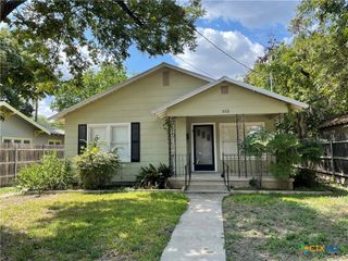 588 S Castell Avenue, New Braunfels, TX 78130