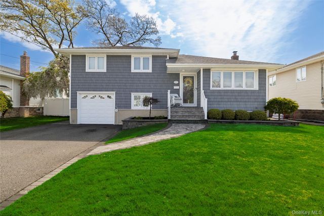 17 6th Avenue, Massapequa Park, NY 11762