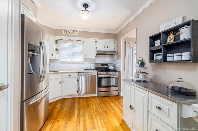 17 6th Avenue, Massapequa Park, NY 11762