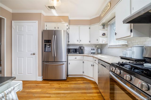 17 6th Avenue, Massapequa Park, NY 11762