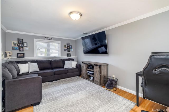 17 6th Avenue, Massapequa Park, NY 11762