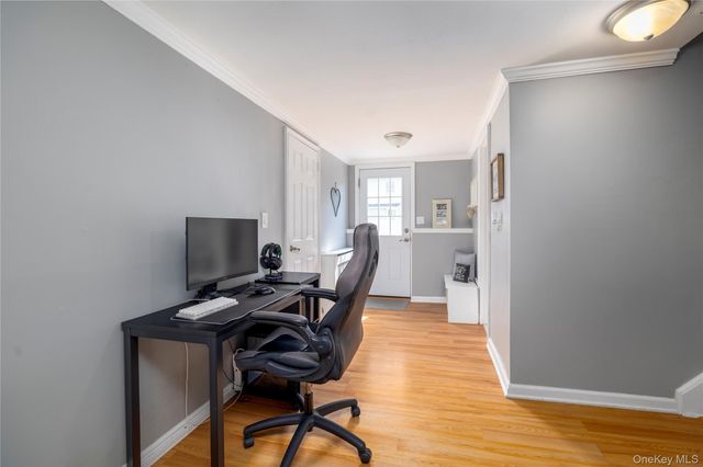 17 6th Avenue, Massapequa Park, NY 11762