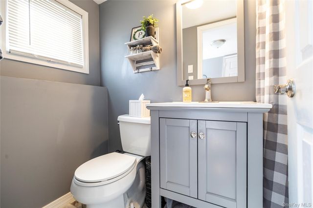 17 6th Avenue, Massapequa Park, NY 11762
