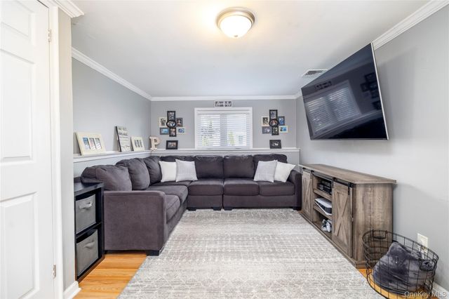 17 6th Avenue, Massapequa Park, NY 11762