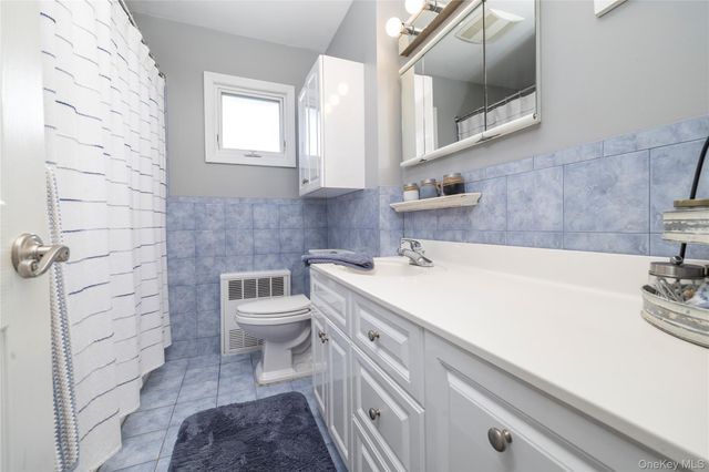 17 6th Avenue, Massapequa Park, NY 11762