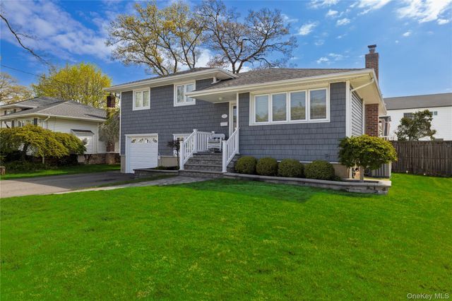 17 6th Avenue, Massapequa Park, NY 11762