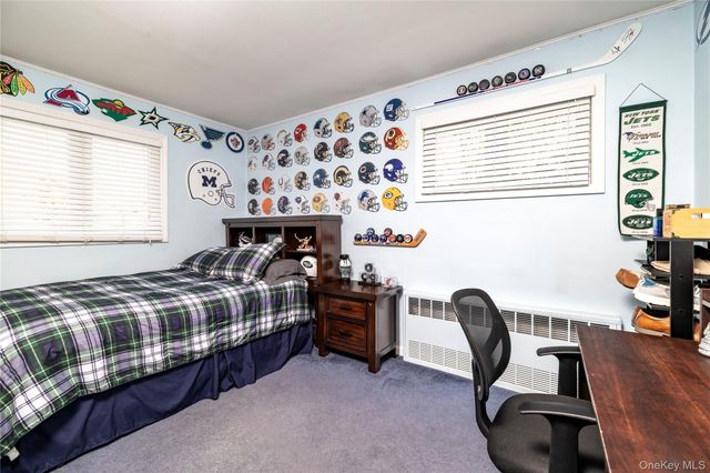 17 6th Avenue, Massapequa Park, NY 11762