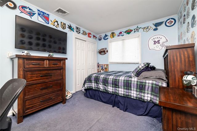 17 6th Avenue, Massapequa Park, NY 11762