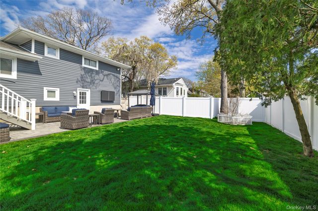 17 6th Avenue, Massapequa Park, NY 11762