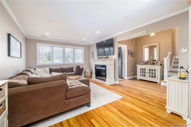 17 6th Avenue, Massapequa Park, NY 11762
