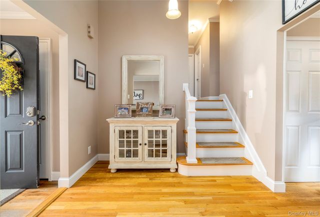 17 6th Avenue, Massapequa Park, NY 11762