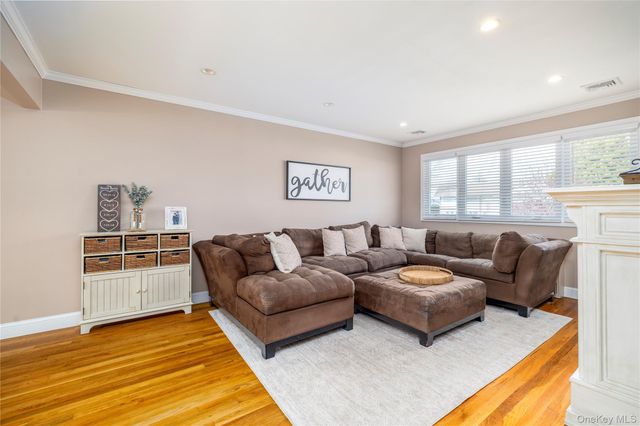 17 6th Avenue, Massapequa Park, NY 11762