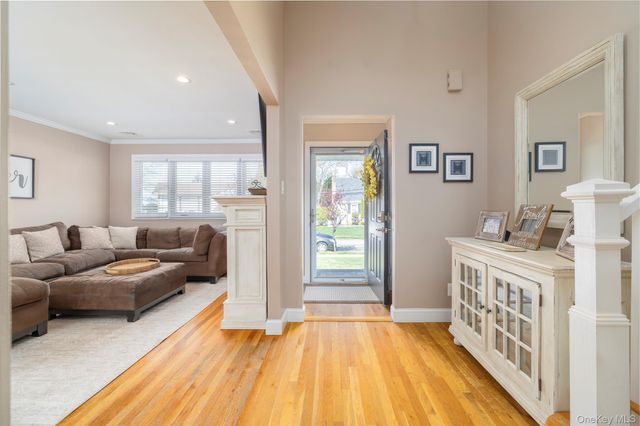 17 6th Avenue, Massapequa Park, NY 11762
