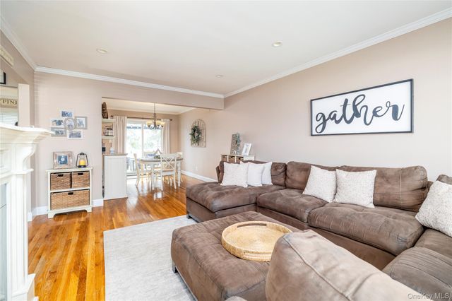 17 6th Avenue, Massapequa Park, NY 11762