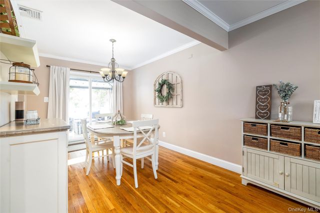 17 6th Avenue, Massapequa Park, NY 11762
