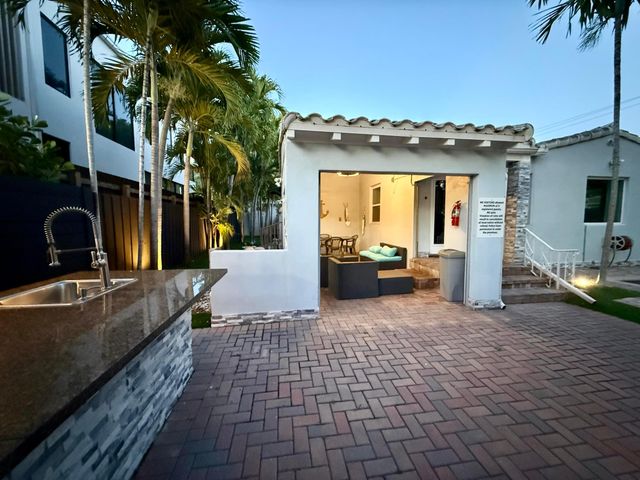 700 NE 17th Way, Fort Lauderdale, FL 33304