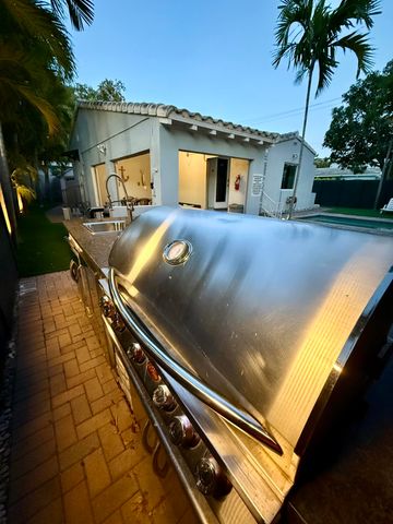 700 NE 17th Way, Fort Lauderdale, FL 33304