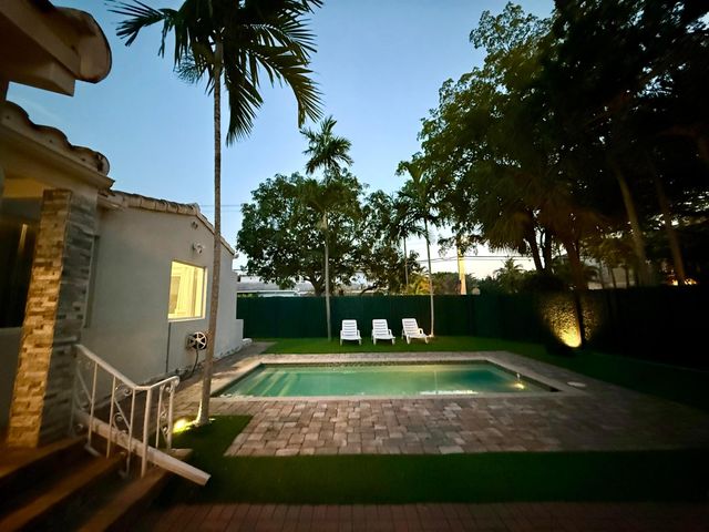 700 NE 17th Way, Fort Lauderdale, FL 33304