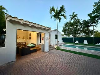 700 NE 17th Way, Fort Lauderdale, FL 33304