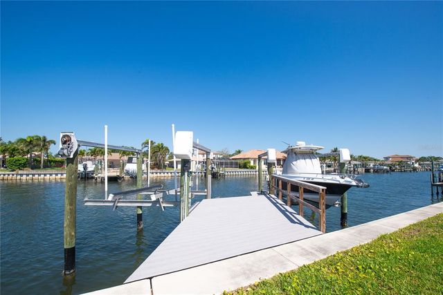2015 HAWAII AVENUE NE, St Petersburg, FL 33703