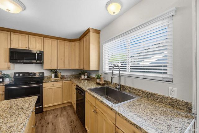 130 Longview Dr, Vacaville, CA 95687