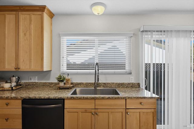 130 Longview Dr, Vacaville, CA 95687