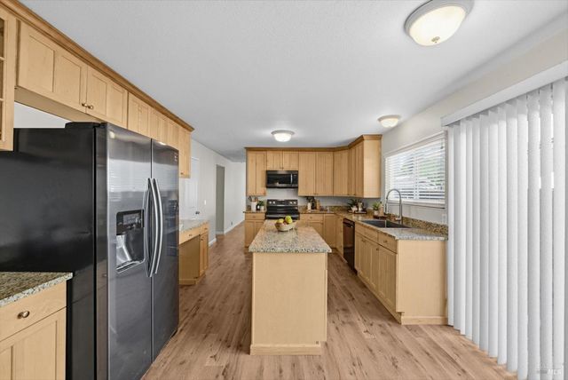 130 Longview Dr, Vacaville, CA 95687