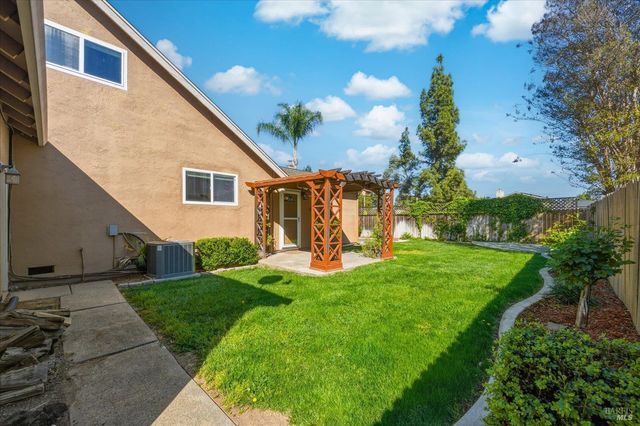 130 Longview Dr, Vacaville, CA 95687