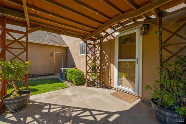 130 Longview Dr, Vacaville, CA 95687