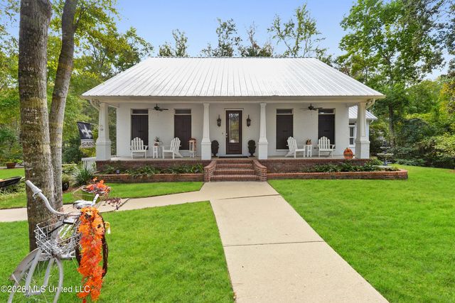 3200 Magnolia Lane, Ocean Springs, MS 39564