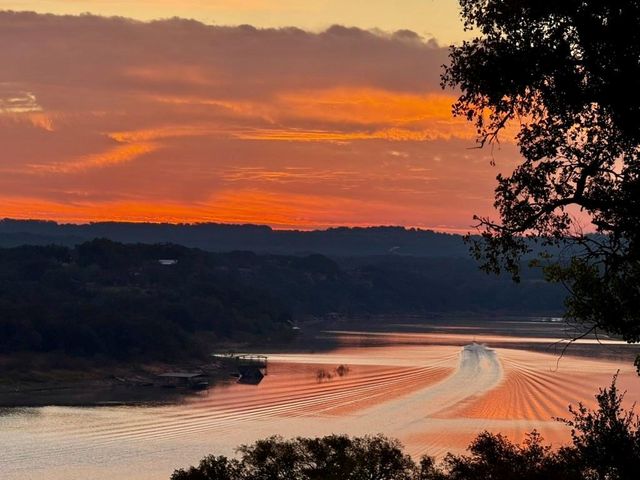 729 Nomad DR, Spicewood, TX 78669