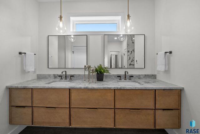 7300 E Misty Knoll Cir Circle, Sioux Falls, SD 57110