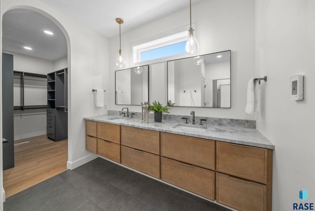 7300 E Misty Knoll Cir Circle, Sioux Falls, SD 57110