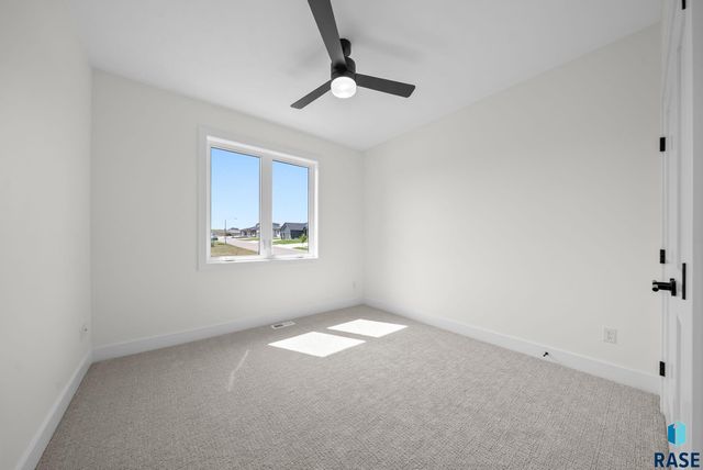 7300 E Misty Knoll Cir Circle, Sioux Falls, SD 57110