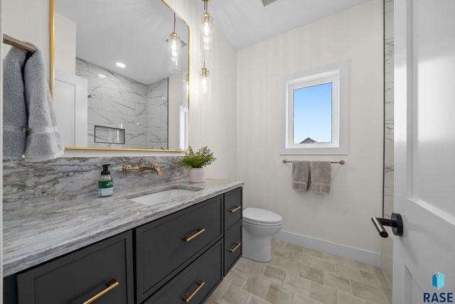 7300 E Misty Knoll Cir Circle, Sioux Falls, SD 57110