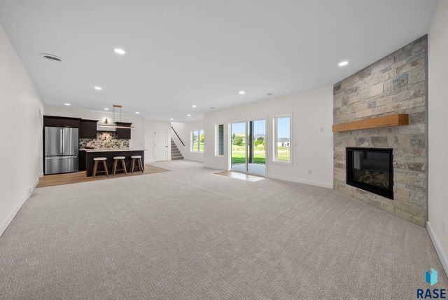 7300 E Misty Knoll Cir Circle, Sioux Falls, SD 57110