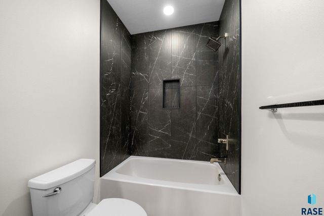 7300 E Misty Knoll Cir Circle, Sioux Falls, SD 57110