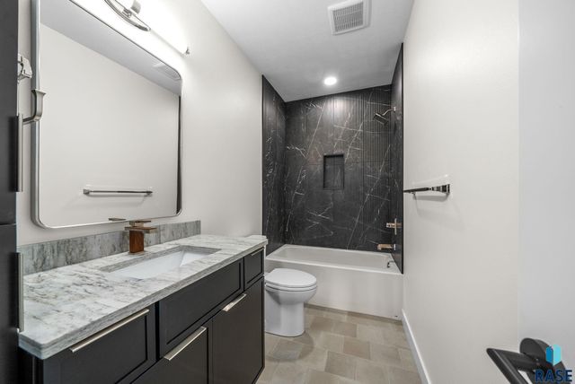 7300 E Misty Knoll Cir Circle, Sioux Falls, SD 57110