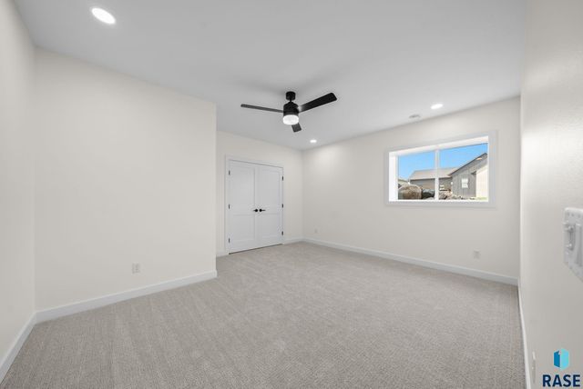 7300 E Misty Knoll Cir Circle, Sioux Falls, SD 57110