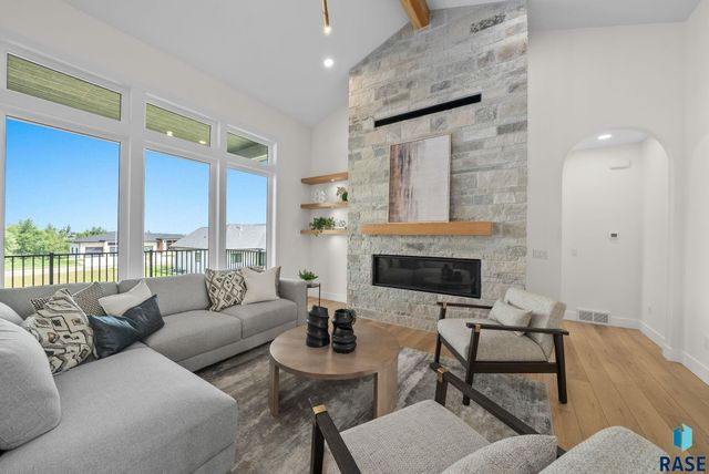 7300 E Misty Knoll Cir Circle, Sioux Falls, SD 57110