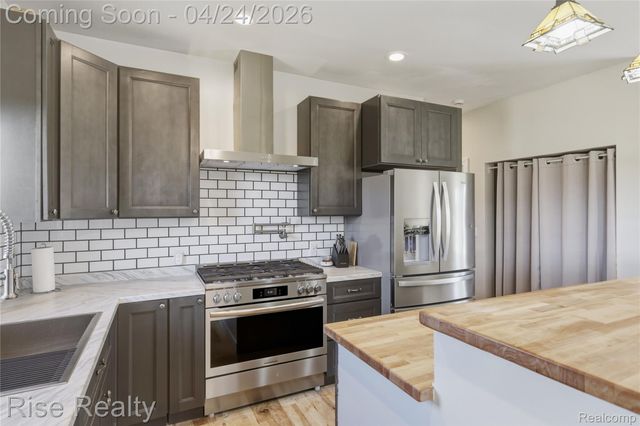 4399 E Bristol Road, Burton, MI 48519
