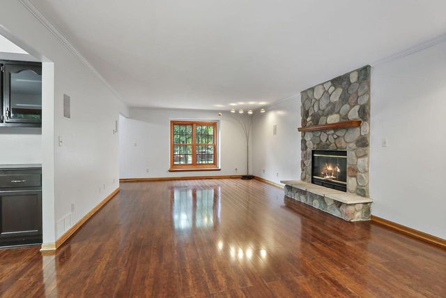 28821 Raab DRIVE, Waterford, WI 53185