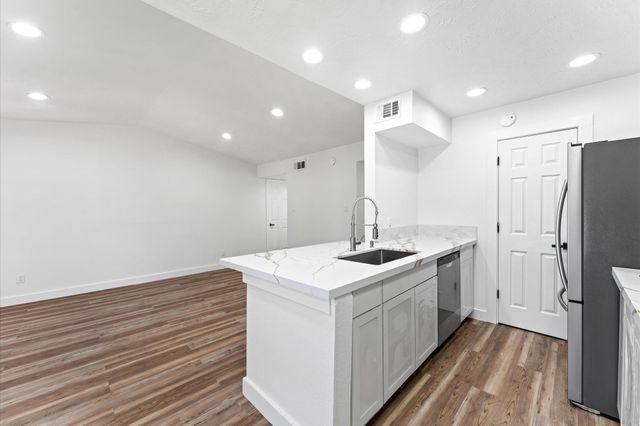 17331 Red Oak Drive 14, Houston, TX 77090
