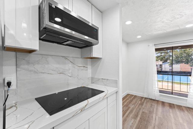 17331 Red Oak Drive 14, Houston, TX 77090