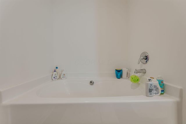 48 Thoreau Drive, Ashville, OH 43103