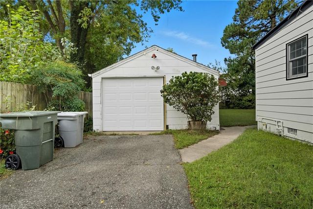 21 Gibson RD, Hampton, VA 23669