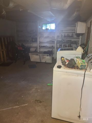 403 N Cherry St, Shoshone, ID 83352